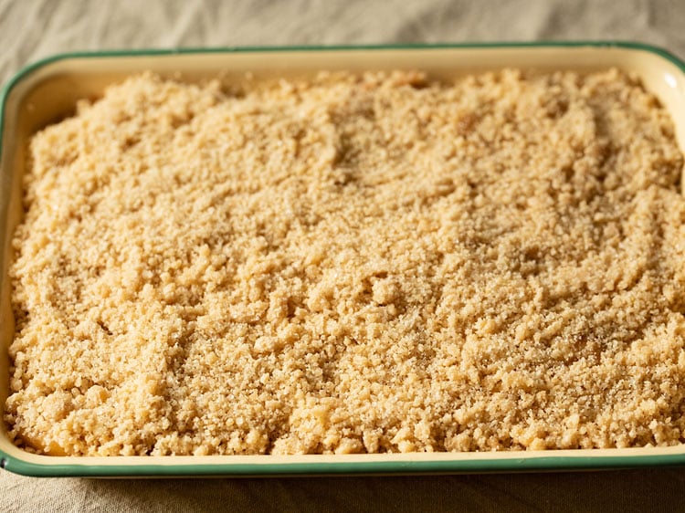 evenly layered streusel crumble on the apple layer