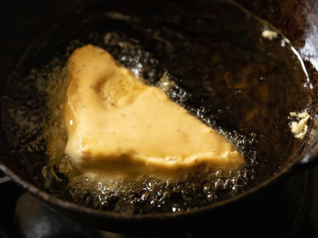 bread pakora being fried in hot oil