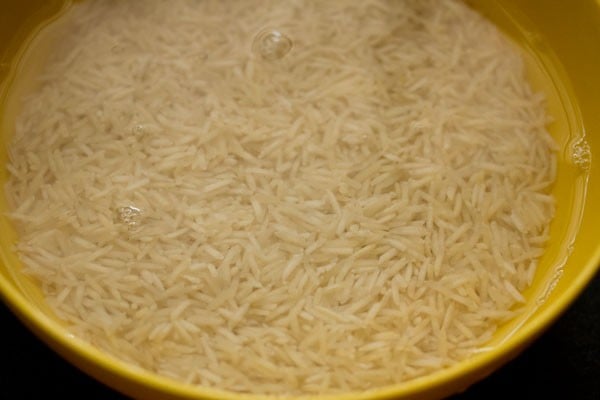 soaking rice in enough water for 30 minutes
