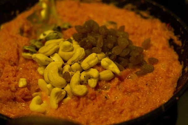 dry fruits added to carrot halwa mixture