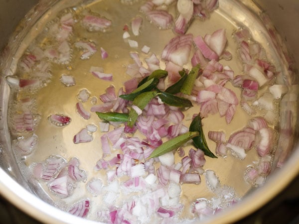 add oil, curry leaves and onions in instant pot