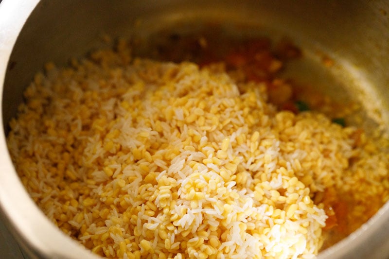 Rice and lentils in the pressure cooker