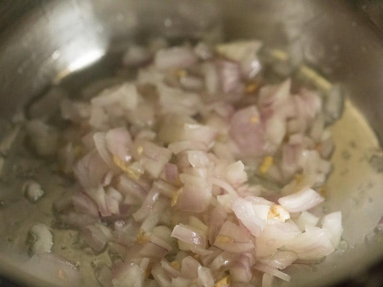 stirred onions, garlic and oil in a pan