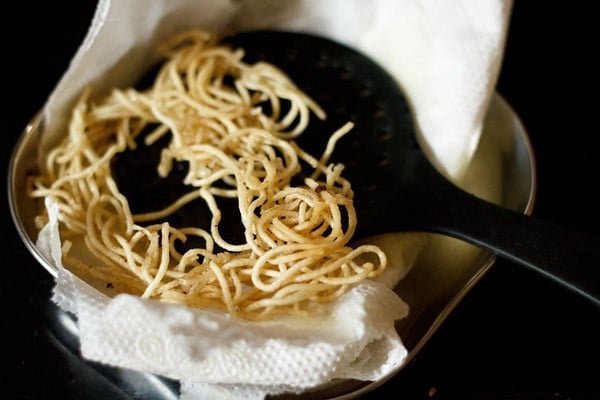 fried noodles for veg manchow soup recipe