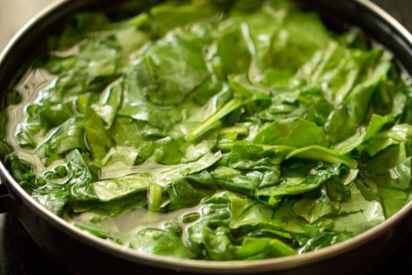 blanching spinach leaves