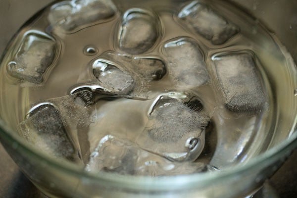 adding ice cubes in water