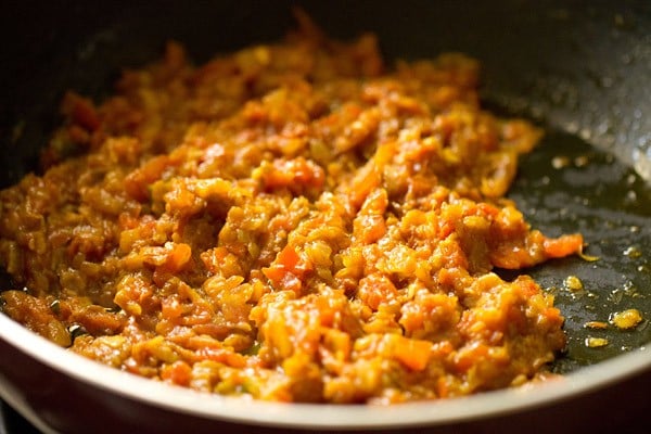 some fat leaving the sides of the sautéed onion-tomato masala base