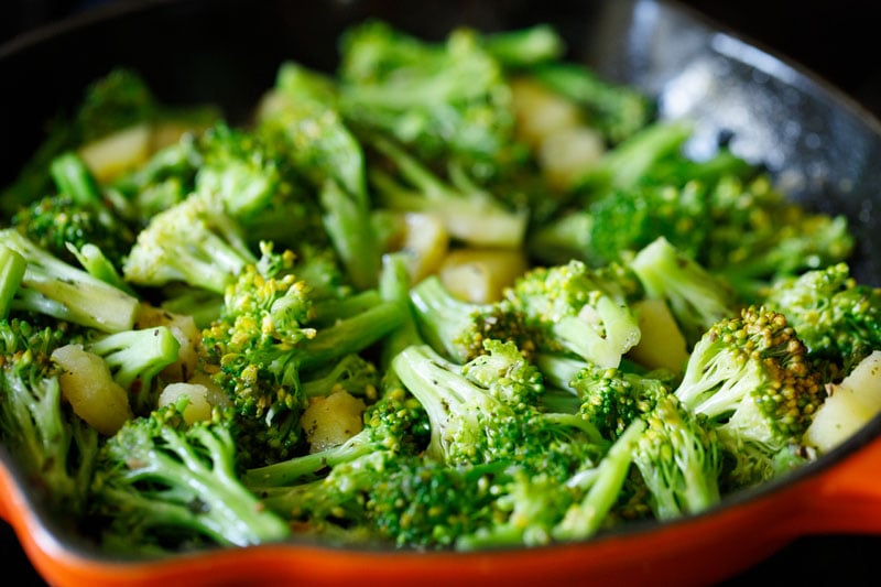 mixed and deglazed broccoli and potatoes in the skillet