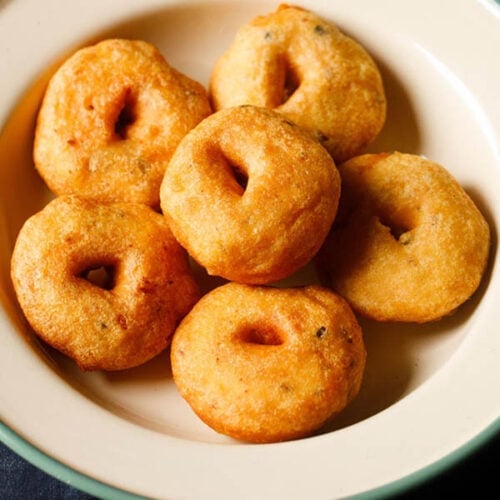 medu vada stacked neatly in green lined beige colored plate